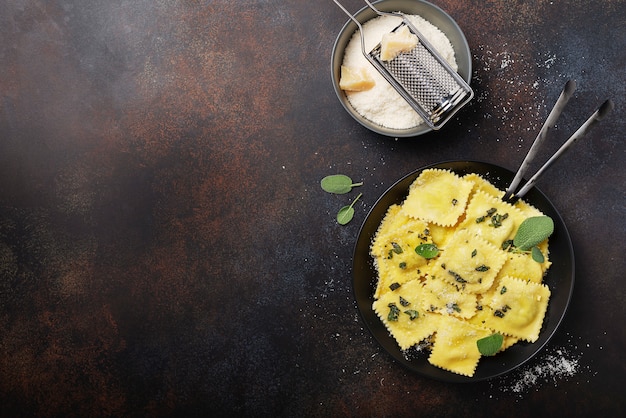 Raviolis italiens traditionnels au beurre, sauge et fromage