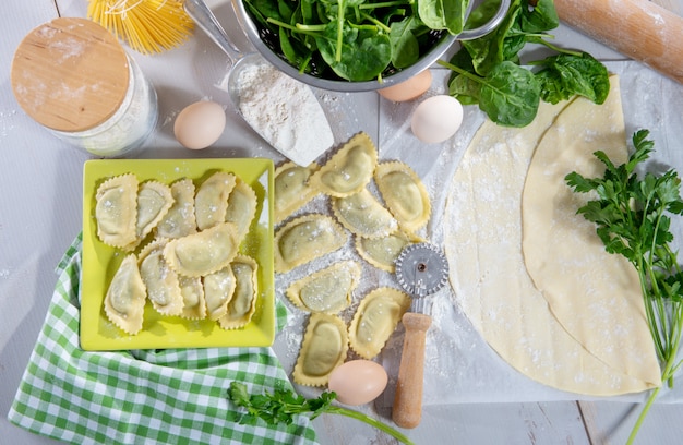 Raviolis italiens traditionnels fourrés aux épinards