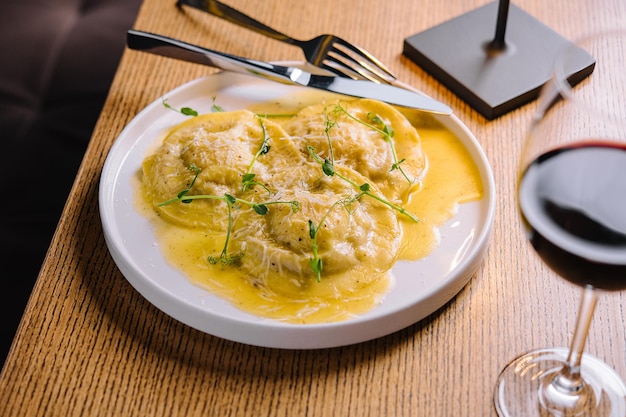 Raviolis italiens avec verre de vin