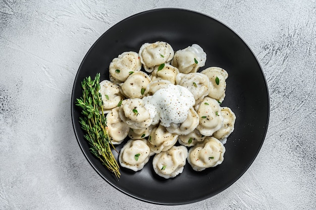 Raviolis italiens avec de la viande. vue de dessus.