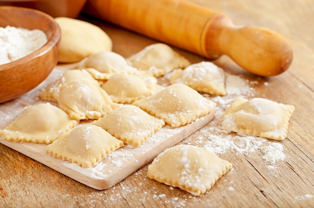 Raviolis maison fraîchement préparés avec un rouleau