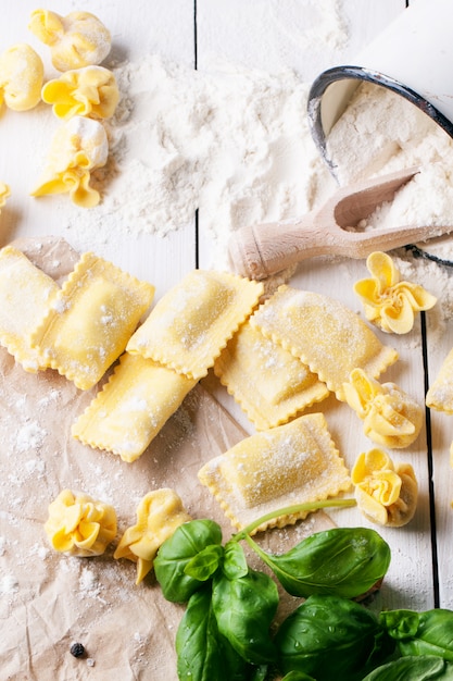 Raviolis de pâtes sur farine au basilic