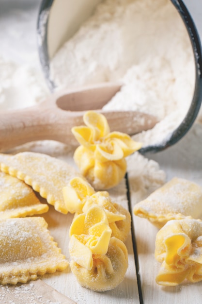 Raviolis de pâtes sur farine