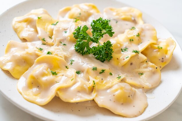 raviolis avec sauce à la crème aux champignons et fromage - style cuisine italienne