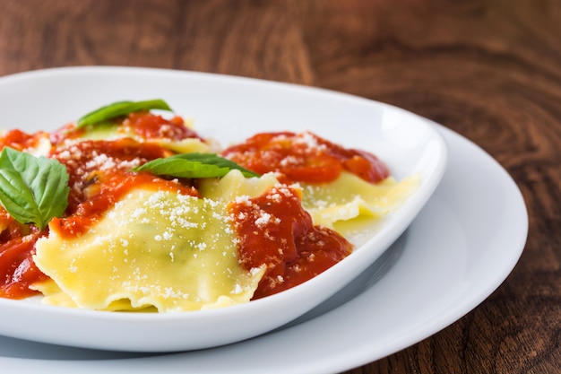 Raviolis à la sauce tomate et basilic sur bois