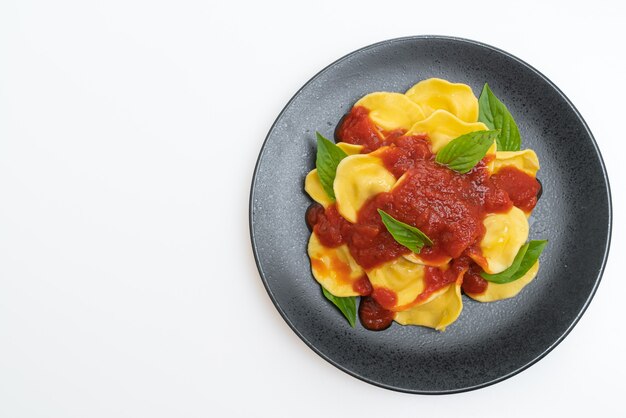 Raviolis à la sauce tomate et basilic isolé sur fond blanc