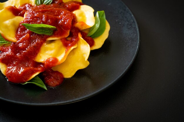 Raviolis à la sauce tomate et basilic - style cuisine italienne