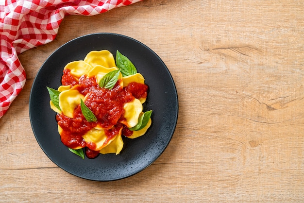 Raviolis à la sauce tomate et basilic - style cuisine italienne