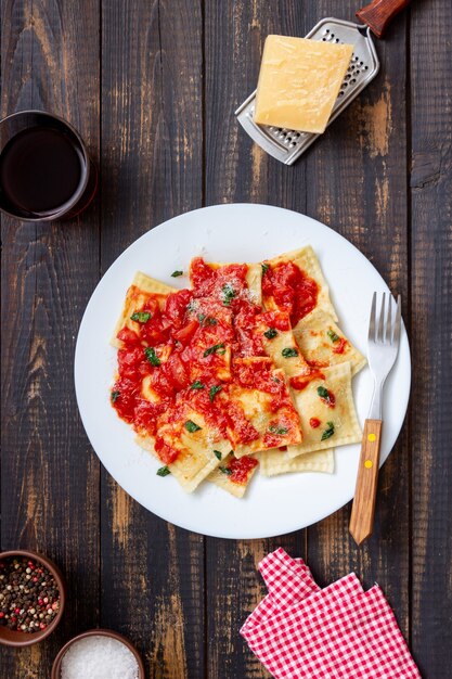 Raviolis à la sauce tomate, épinards et parmesan. Alimentation saine. La nourriture végétarienne. Cuisine italienne.