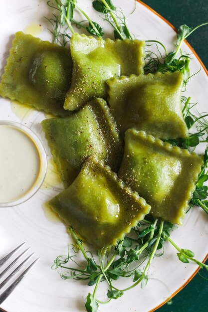 Raviolis végétaliens aux épinards avec micropousses et épices