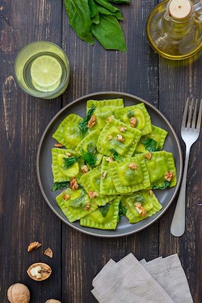 Raviolis verts au fromage ricotta, épinards et noix. Alimentation saine. La nourriture végétarienne. Cuisine italienne.