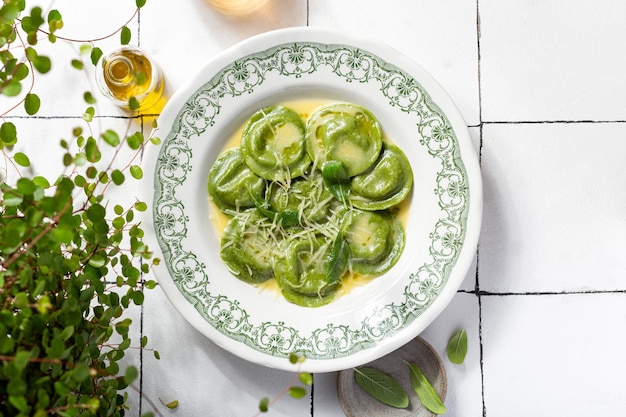 Photo raviolis verts de pâte d'épinards farcis à la ricotta et aux champignons