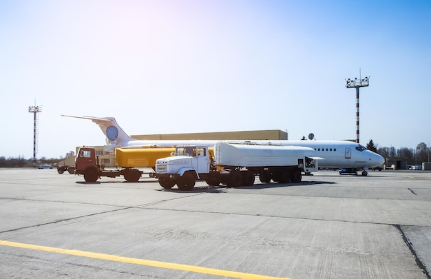 Ravitaillement d'aéronefs avec un ravitailleur à haute pression Un jet de passagers est ravitaillé à partir d'un camion de ravitaillement