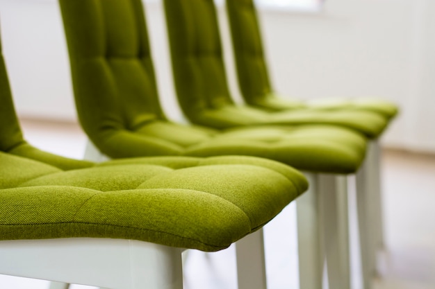 Photo raw de chaises vides dans une salle de conférence