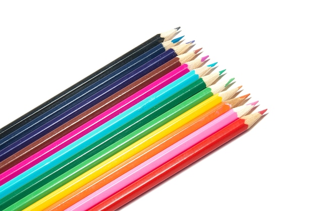 Raw de crayons de couleur avec isolement blanc