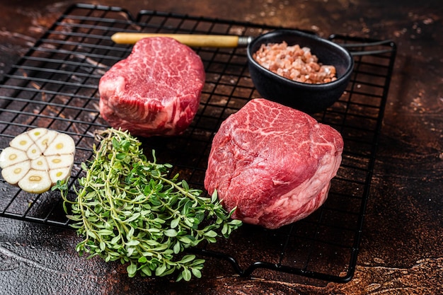 Raw Filet Mignon Steaks de boeuf Viande de filet vieillie à sec Fond sombre Vue de dessus