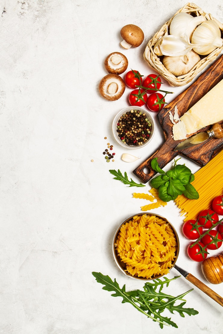 Photo raw pasta avec des tomates et des épices avec une planche à découper avec du fromage