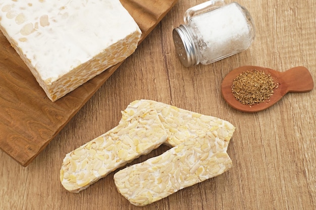 Raw Tempeh, Tempeh ou Tempe, cuisine traditionnelle indonésienne, à base de soja fermenté.