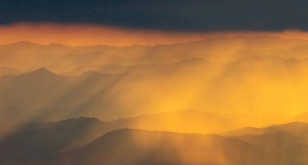 Rayon fantastique de la lumière du soleil du paysage magnifique paysage de la chaîne de montagnes