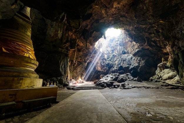 Rayon de soleil dans la grotte de Bouddha, Tham Khao Luang près de Phetchaburi, Thaïlande