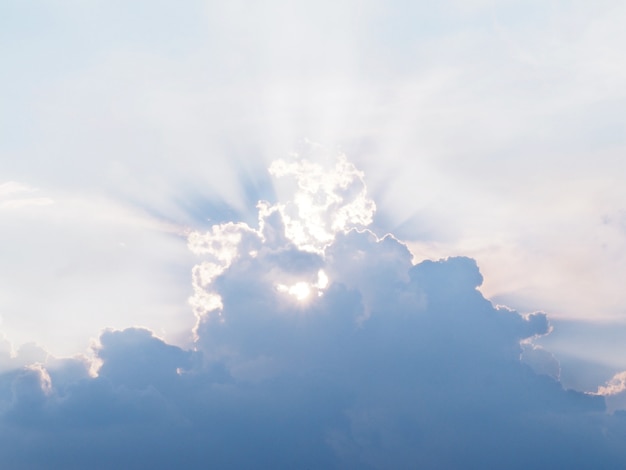 Rayon de soleil derrière les nuages