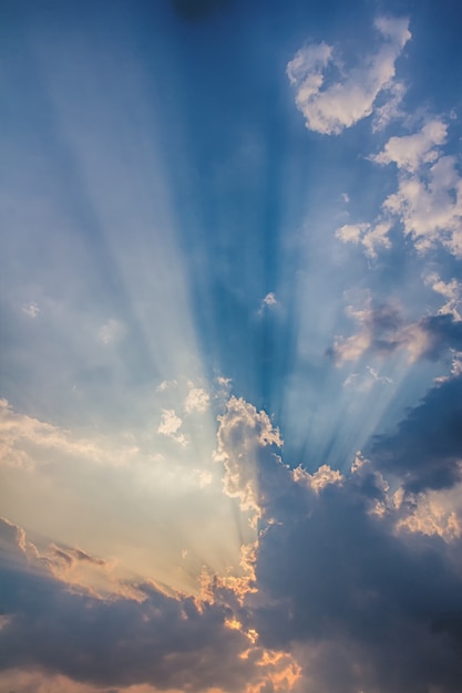 Rayon de soleil qui traverse les nuages au coucher du soleil.