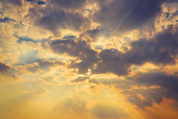 Rayon de soleil rayon nuage de lumière ciel crépusculaire