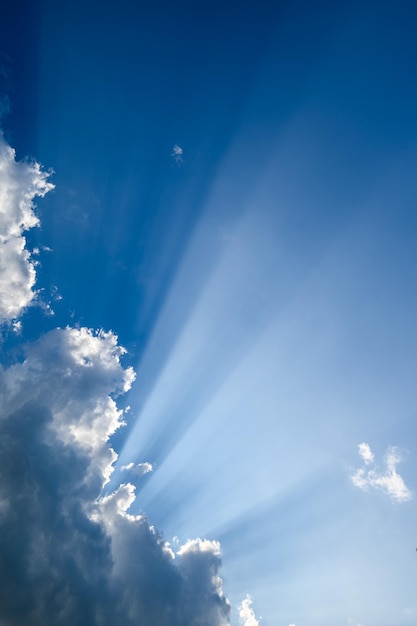 Photo rayon de soleil à travers la brume sur le ciel bleu au coucher du soleil nuages avec rayons de soleil