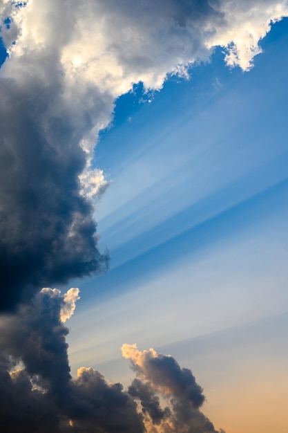 Rayon de soleil à travers la brume sur le ciel bleu au coucher du soleil nuages avec rayons de soleil