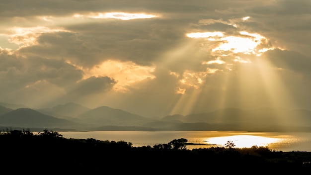 Rayons du soleil au lever du soleil sur la montagne