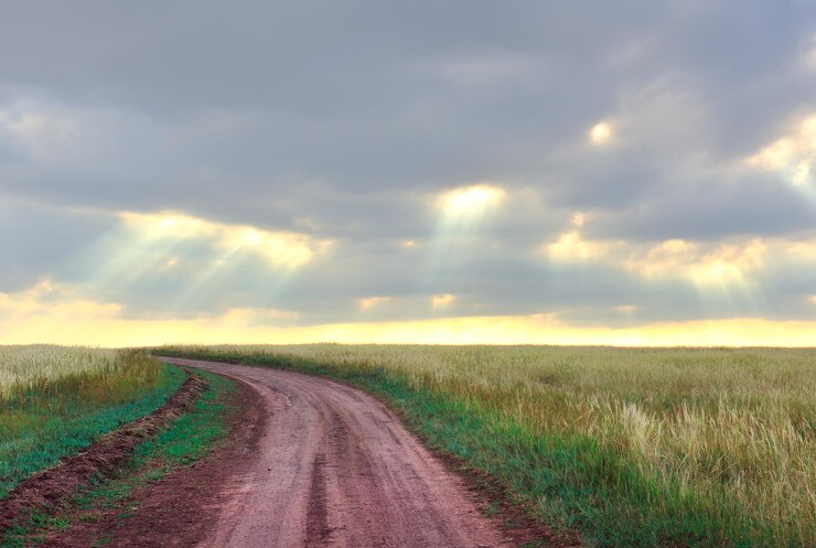 Les rayons du soleil battaient derrière les nuages sur la plaine herbeuse. Sibérie, Russie