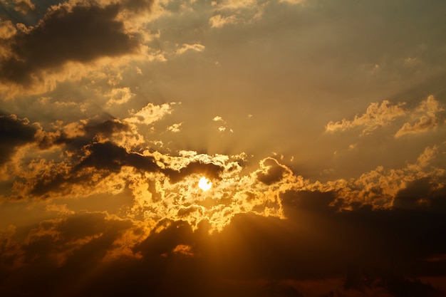 Les rayons du soleil frappent à travers les nuages