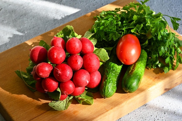 Les rayons du soleil illuminent les légumes qui se trouvent sur la table