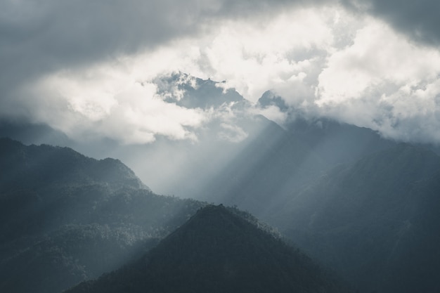 Les rayons du soleil sur la montagne Sa Pa Vietnam