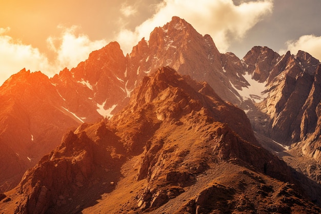 Les rayons du soleil sur un sommet de montagne