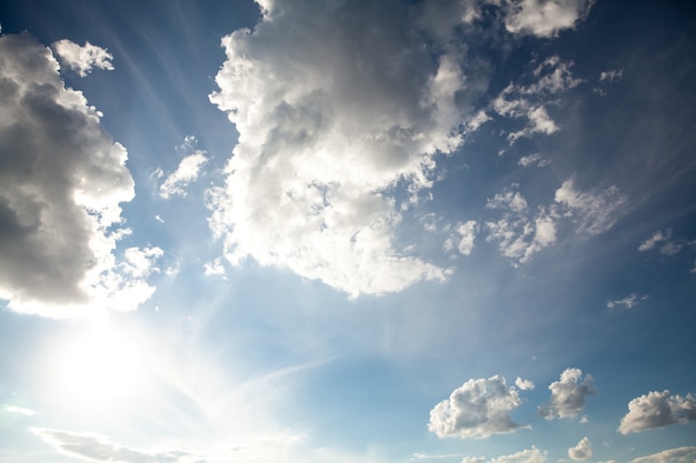 Les rayons du soleil surréalistes frappent les nuages comme une explosion.