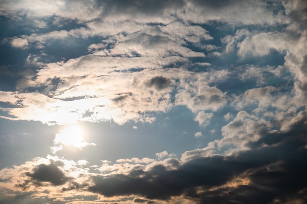 Les rayons du soleil à travers les nuages sombres