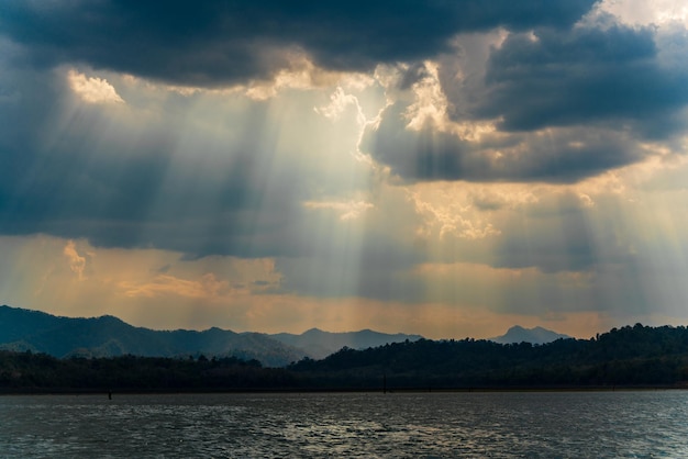 Photo rayons de lumière brillant