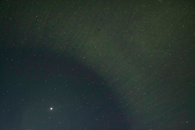 Rayons de lumière du ciel étoilé dans le ciel nocturne une étoile solitaire