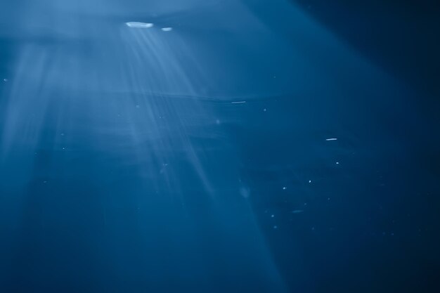 rayons de lumière sous l'eau, fond marin abstrait nature paysage rayons flous