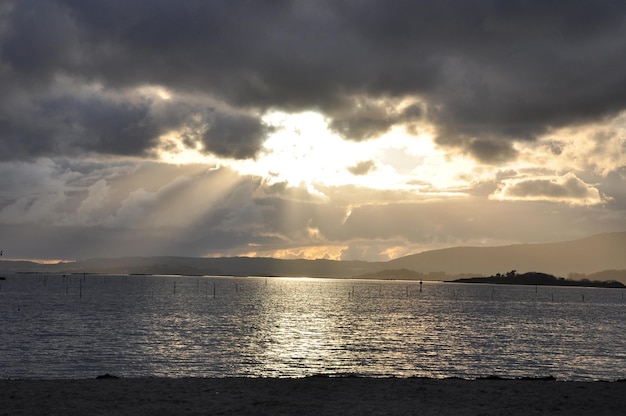 Rayons de lumière traversant les nuages orageux