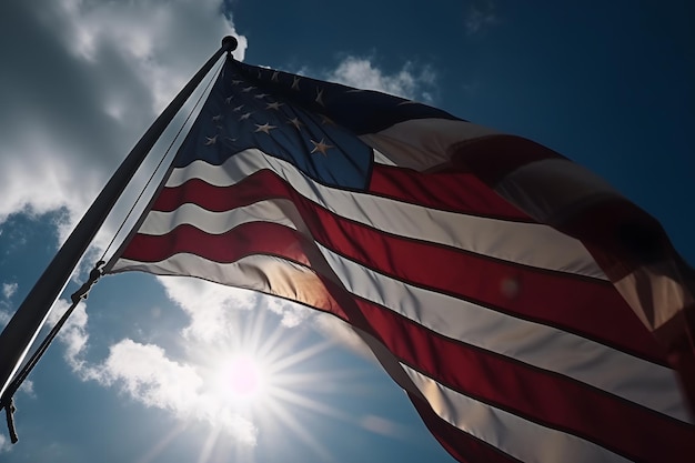 Des rayons lumineux de soleil brisant le drapeau des États-Unis sur le mât du drapeau drapeau national américain en gros plan