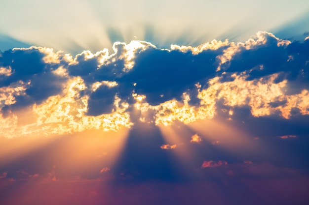 Rayons de soleil colorés derrière les nuages