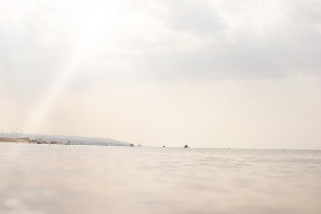 Rayons de soleil sur la mer Rouge près d'Aqaba, Jordanie, concept de tourisme de voyage