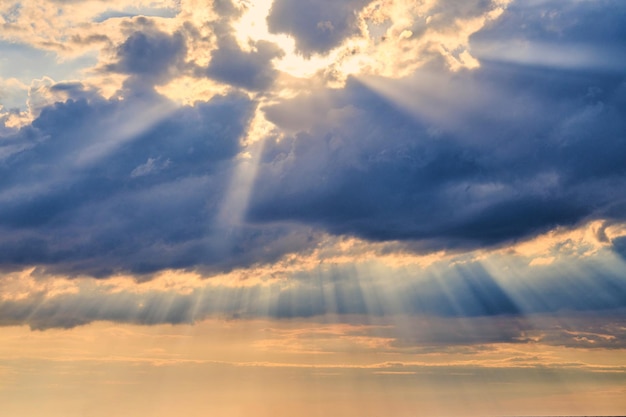 Rayons de soleil et nuages, rayons de soleil brillant à travers les cumulus. Paysage inspirant pour la méditation. Superbe scène de beau phénomène naturel, charmant paysage naturel