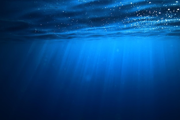 rayons sous-marins de l'océan de fond clair, sous la lumière du soleil de l'eau bleue
