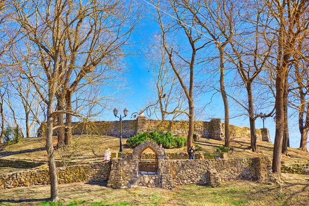 RBastion Hill Bastejkalna se gare près du monument de la liberté à Riga Lettonie