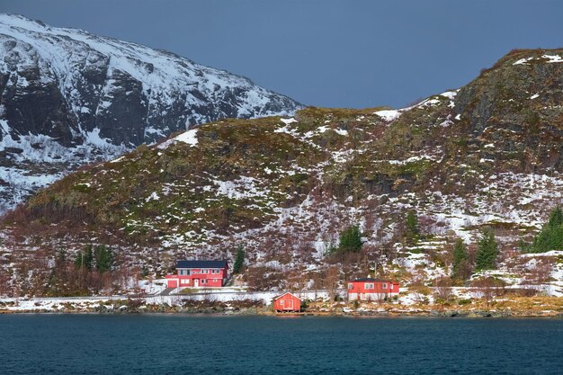 Rd rorbu maisons en Norvège en hiver