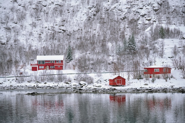 Rd rorbu maisons en Norvège en hiver