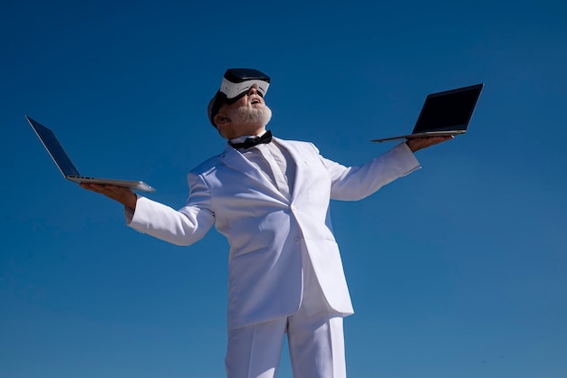 Réalité virtuelle. Concept technologique futur. Ancien homme d'affaires en vr. Homme à lunettes 3d et ordinateur portable.